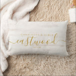 bruiloft paar naam kussen<br><div class="desc">Een  pasgetrouwden keepsake kussen cadeau met een gouden monogram script naam en datum van bruiloft.</div>