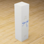 Bruiloft Paar Stoffig Blauw Lint Wijn<br><div class="desc">Chique,  elegant en minimaal. Deze wijnboxen hebben een paar namen,  datum en plaats in een faux gouden lettertype,  tegen een gebroken witte achtergrond met een heerlijk plichtblauw waterverf lint om de knoop mee te stropdassen.</div>
