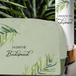 Bruiloft Palmblad Elke kleur Bruidsmeisje Toilettasje<br><div class="desc">Bruids feestgeschenk om te personaliseren voor uw bruidsmeisje - of iemand in uw bruiloft. Bruidsmeisje is bedrukt in swirly handgeschreven kalligrafie, en je kunt dit gemakkelijk naar een andere rol schakelen, door het ontwerpgereedschap in te voeren. Het ontwerp is voorzien van een waterverf tropisch palmblad dat ook wordt gebruikt in...</div>