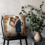 Bruiloft Pas getrouwd paar aandenken Kussen<br><div class="desc">Een moderne romantische bruiloft foto keepsake gooien kussen met uw namen en bruiloft datum. Eenvoudige minimalistische bruiloft memento,  met een weelderige aardse boho achtergrond. Voeg je eigen creatieve foto en achtergrond toe. Er gaat niets boven die eerste kus na uitgesproken te zijn als man en vrouw.</div>