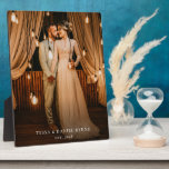 Bruiloft Pas getrouwd paar foto aandenken Fotoplaat<br><div class="desc">Een modern monogram bruiloft foto plaquette cadeau voor de bruid en bruidegom,  met datum vastgesteld en naam. Eenvoudige minimalistische bruiloft memento aandenken aandenken.</div>