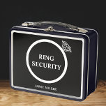 Bruiloft Ring Veiligheid Ring Drager Diamant<br><div class="desc">Introductie van de perfecte accessoire voor uw trouwdag - de Ring Security Box voor uw Ring Bearer! Ons stijlvolle zwart-wit ontwerp, compleet met een sprankelende diamanten ring en aangepaste naam, zorgt ervoor dat uw ringdrager er het onderdeel uitziet. Of u nu een traditionele of moderne bruiloft plant, de Ring Security...</div>