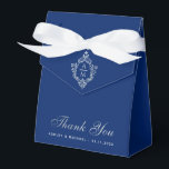 Bruiloft Royal Blue Silver Crest Monogram Bedankt Bedankdoosjes<br><div class="desc">Een koningsblauwe trouwgunst doos. Op de flap heeft het faux silver folie kam met een monogram erin,  van 2 initialen. Het bericht Thank You is geschreven in het onderste deel,  in een elegant grijs schrift,  de gelegenheid en de datum zijn geschreven in petten eronder. De achtergrond is koningsblauw.</div>
