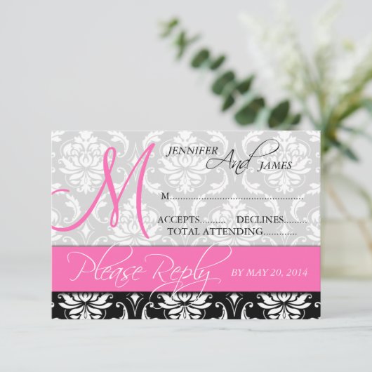 Bruiloft RSVP kaart Damast Monogram naam Roze (Staand voorkant)