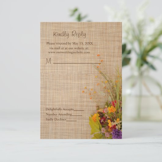 Bruiloft RSVP kaart met herfstbloemen in rustieke  (Staand voorkant)