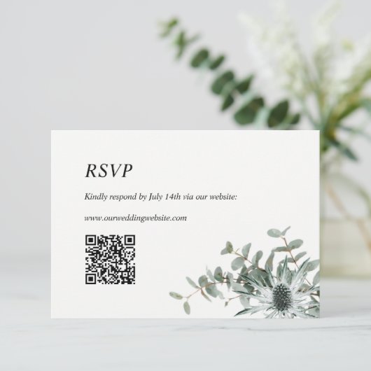 Bruiloft RSVP Kaart met QR Code Sage Groene Distel (Staand voorkant)