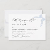 Bruiloft RSVP Kaarten | Dusty Blue Bow kalligrafie Kaartje (Voorkant)