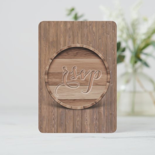 Bruiloft RSVP van een ruw gesneden houten vat (Staand voorkant)