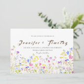 Bruiloft uitnodiging kleurrijke weide en vlinder (Staand voorkant)