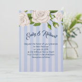 Bruiloft uitnodiging-witte rozen op blauwe strepen kaart (Staand voorkant)