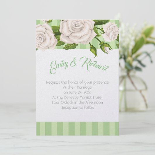 Bruiloft uitnodiging-witte rozen op groene strepen kaart (Staand voorkant)