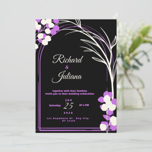 Bruiloft uitnodiging zwarte achtergrond paarse blo (Staand voorkant)