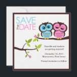 Bruiloft van Blauwe en Roze Uilen Save The Date<br><div class="desc">Schattig paar uilen op een tak</div>