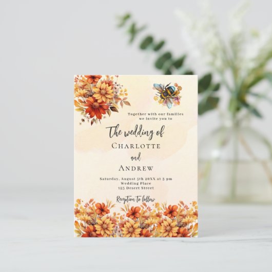 Bruiloft verbrande oranje herfst bloemblaadjes bij uitnodiging briefkaart (Staand voorkant)