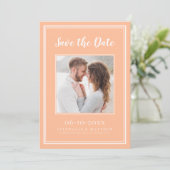 Bruiloft Verloving Paar Foto Modern Chic Peach Save The Date (Staand voorkant)
