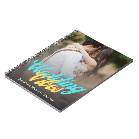 Bruiloft vibes retro script paar foto planner notitieboek (Linkerzijde)