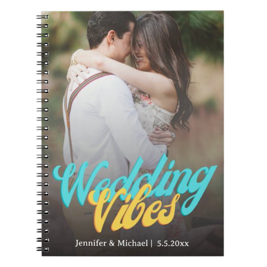Bruiloft vibes retro script paar foto planner notitieboek (Voorkant)