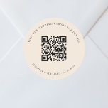 Bruiloft website QR code details rsvp beige Ronde Sticker<br><div class="desc">Voeg je URL toe voor je trouwwebsite. Voor informatie,  details,  online rsvp. Een beige,  crèmekleurige achtergrond,  zwarte tekst.</div>