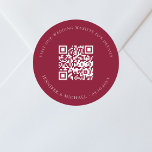 Bruiloft website QR code details rsvp bordeaux Ronde Sticker<br><div class="desc">Voeg je URL toe voor je trouwwebsite. Voor informatie,  details,  online rsvp. Een bordeauxrode achtergrond,  witte tekst.</div>