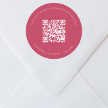 Bruiloft website QR code details rsvp magenta Ronde Sticker<br><div class="desc">Voeg je URL toe voor je trouwwebsite. Voor informatie,  details,  online rsvp. Een magenta gekleurde achtergrond,  witte tekst.</div>