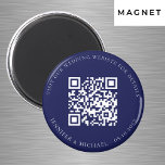 Bruiloft website QR code details rsvp marine blauw Magneet<br><div class="desc">Voeg je URL toe voor je trouwwebsite. Voor informatie,  details,  online rsvp. Een marineblauwe achtergrond,  witte tekst.</div>