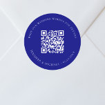Bruiloft website QR code details rsvp marine blauw Ronde Sticker<br><div class="desc">Voeg je URL toe voor je trouwwebsite. Voor informatie,  details,  online rsvp. Een marineblauw gekleurde achtergrond,  witte tekst.</div>