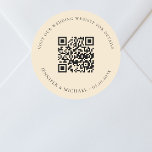 Bruiloft website QR code details rsvp perzik Ronde Sticker<br><div class="desc">Voeg je URL toe voor je trouwwebsite. Voor informatie,  details,  online rsvp. Een licht perzikkleurige achtergrond,  zwarte tekst.</div>