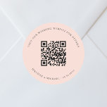 Bruiloft website QR code details rsvp perzik Ronde Sticker<br><div class="desc">Voeg je URL toe voor je trouwwebsite. Voor informatie,  details,  online rsvp. Een perzikkleurige achtergrond,  zwarte tekst.</div>