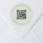 Bruiloft website QR code details rsvp sage groen Ronde Sticker<br><div class="desc">Voeg je URL toe voor je trouwwebsite. Voor informatie,  details,  online rsvp. Een wijze groene gekleurde achtergrond,  zwarte tekst.</div>