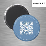Bruiloft website QR code details rsvp stoffig blau Magneet<br><div class="desc">Voeg je URL toe voor je trouwwebsite. Voor informatie,  details,  online rsvp. Een stoffige blauwe achtergrond,  witte tekst.</div>