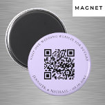 Bruiloft website QR code details rsvp violet Magneet<br><div class="desc">Voeg je URL toe voor je trouwwebsite. Voor informatie,  details,  online rsvp. Een violette,  lavendelkleurige achtergrond,  zwarte tekst.</div>