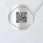 Bruiloft website QR code details rsvp zilver Ronde Sticker<br><div class="desc">Voeg je URL toe voor je trouwwebsite. Voor informatie,  details,  online rsvp. Een faux zilver uitziende achtergrond.</div>
