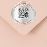 Bruiloft website QR code details rsvp zilver roos Ronde Sticker<br><div class="desc">Voeg je URL toe voor je trouwwebsite. Voor informatie,  details,  online rsvp. Een faux zilver uitziende achtergrond,  versierd met roos gouden confetti.</div>