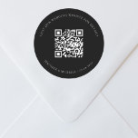 Bruiloft website QR code details rsvp zwart Ronde Sticker<br><div class="desc">Voeg je URL toe voor je trouwwebsite. Voor informatie,  details,  online rsvp. Zwarte achtergrond,  witte tekst.</div>