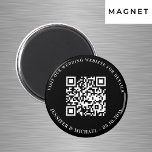 Bruiloft website QR code details rsvp zwart wit Magneet<br><div class="desc">Voeg je URL toe voor je trouwwebsite. Voor informatie,  details,  online rsvp. Een zwarte achtergrond,  witte tekst.</div>