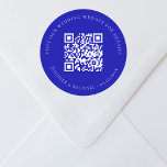 Bruiloft website QR details informatie rsvp blauw Ronde Sticker<br><div class="desc">Voeg je URL toe voor je trouwwebsite. Voor informatie,  details,  online rsvp. Een koningsblauwe,  gekleurde achtergrond.</div>