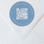 Bruiloft website QR details informatie rsvp blauw Ronde Sticker<br><div class="desc">Voeg je URL toe voor je trouwwebsite. Voor informatie,  details,  online rsvp. Een stoffige blauwe,  gekleurde achtergrond.</div>