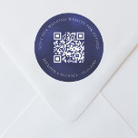 Bruiloft website QR details informatie rsvp blauw Ronde Sticker<br><div class="desc">Voeg je URL toe voor je trouwwebsite. Voor informatie,  details,  online rsvp. Een marineblauwe,  ongelijk gekleurde achtergrond.</div>