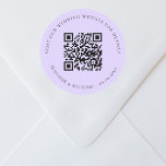 Bruiloft website QR details informatie rsvp violet Ronde Sticker<br><div class="desc">Voeg je URL toe voor je trouwwebsite. Voor informatie,  details,  online rsvp. Violet,  lavendel gekleurde achtergrond kleur.</div>