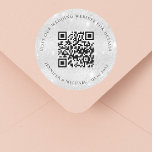 Bruiloft website QR details informatie rsvp zilver Ronde Sticker<br><div class="desc">Voeg je URL toe voor je trouwwebsite. Voor informatie,  details,  online rsvp. Een faux zilver uitziende achtergrond versierd met glinstering.</div>