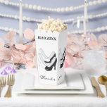 Bruiloft Zwart Op Wit Schoenen Lining Favor Boxes Bedankdoosjes<br><div class="desc">Bruiloft terug in witte schoenen, voering gunstboxen voor gasten. Vul ze met popcorn of een traktatie! Alle ontwerpelementen kunnen worden bewerkt. Tekst kan worden gewijzigd met uw favoriete lettertypekleur, -stijl en -grootte! Geniet ervan! Stijl: Popcorn Favor Box 3, 75" x 3, 5" x 7, 5" Favor boxes zijn net zo...</div>