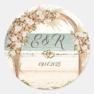 Bruiloftsbogen op het strand met rozen ronde sticker