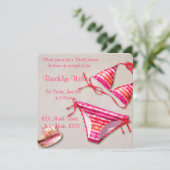 Bruiloftsborrel op het strand met bikini-uitnodigi kaart (Staand voorkant)