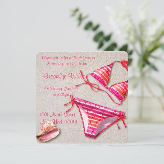 Bruiloftsborrel op het strand met bikini-uitnodigi kaart (Staand voorkant)