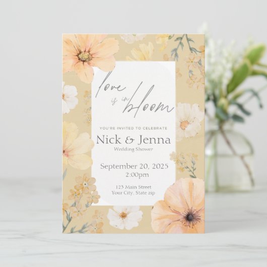 Bruiloftsbruiloft uitnodiging Love is in Bloom (Staand voorkant)