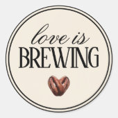 Bruiloftsdecoratie met 'Love Is Brewing' koffie th Ronde Sticker (Voorkant)