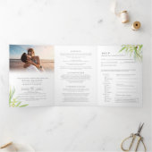 Bruiloftseucalyptus laat groen en wit in één drieluik uitnodiging (Binnen)