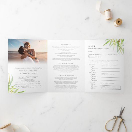 Bruiloftseucalyptus laat groen en wit in één drieluik uitnodiging (Binnen)