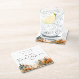 Bruiloftsfeest in de herfstige bossen met rustieke kartonnen onderzetters