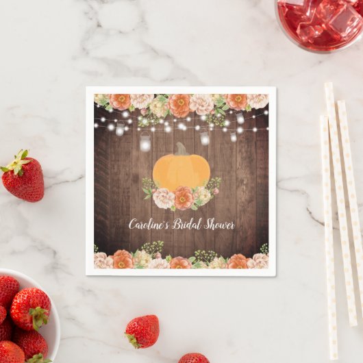 Bruiloftsfeest met herfstbloemen en pompoen in lan servet (Insitu)